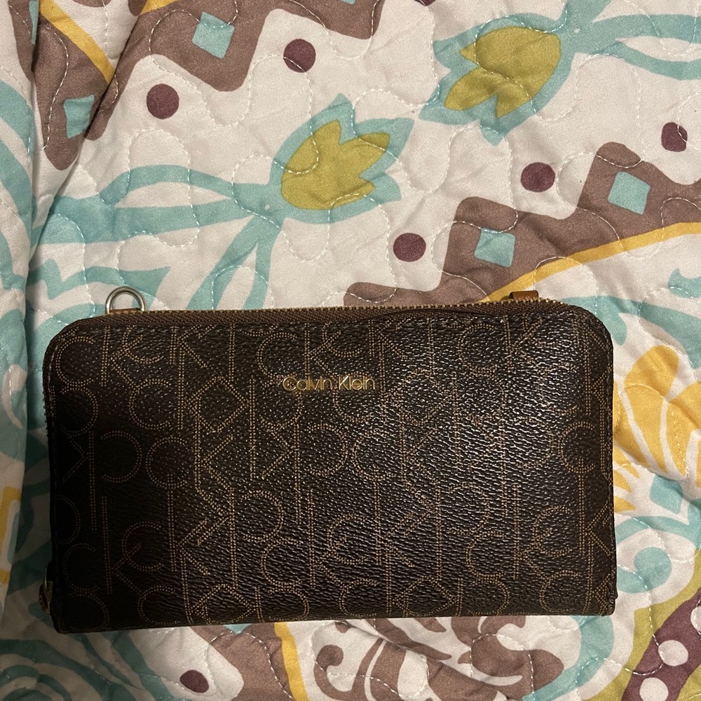 Calvin Klein Signature Zip Around Wallet